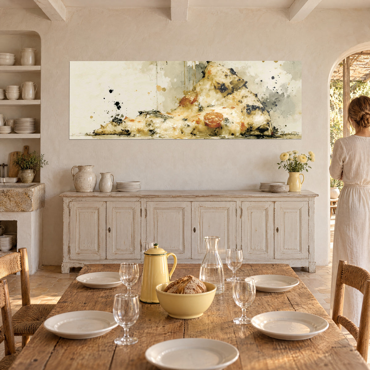 Tableau pizza gourmande aux coulures dorées, mozzarella blanche et rondelles rouges, mur blanc au-dessus d'un buffet et d'une table dressée