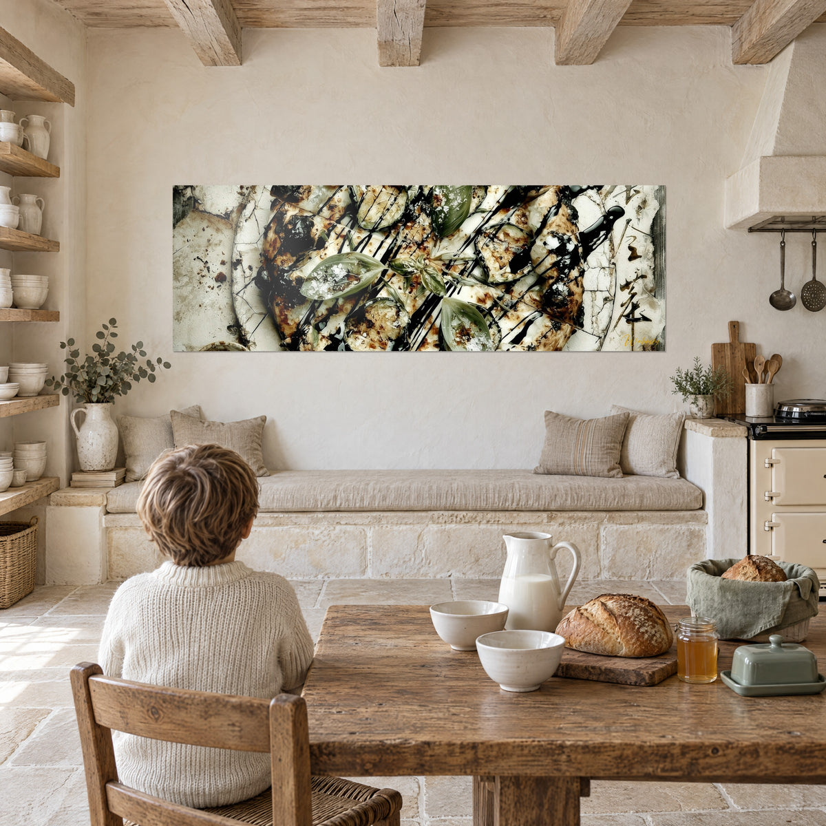 Quadro galette croccante con rondelle di zucchina e fior di sale, toni crema e nero, bambino di spalle, cucina rustica