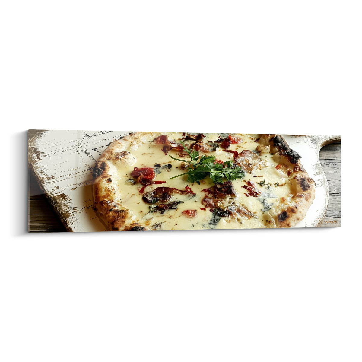 Pizza dorée au fromage fondu et jambon cru bordeaux sur planche en bois blanchi