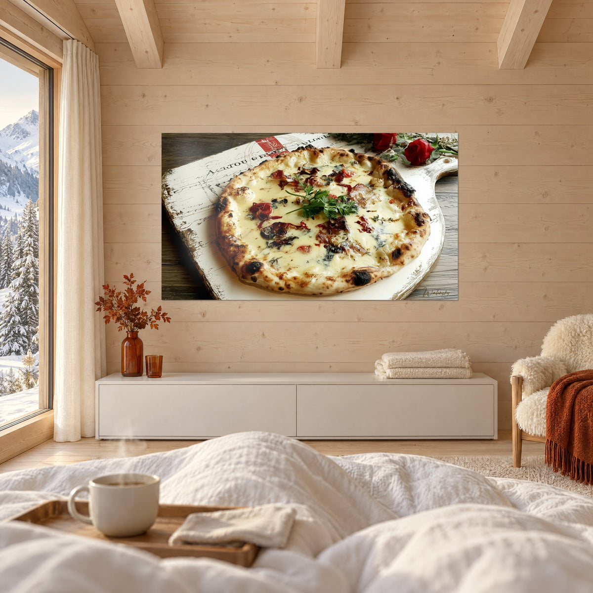 Quadro specialità italiana con formaggio fuso, cubetti di pancetta rossa e bordi bruciati su tavola bianca, sopra un letto in una camera luminosa