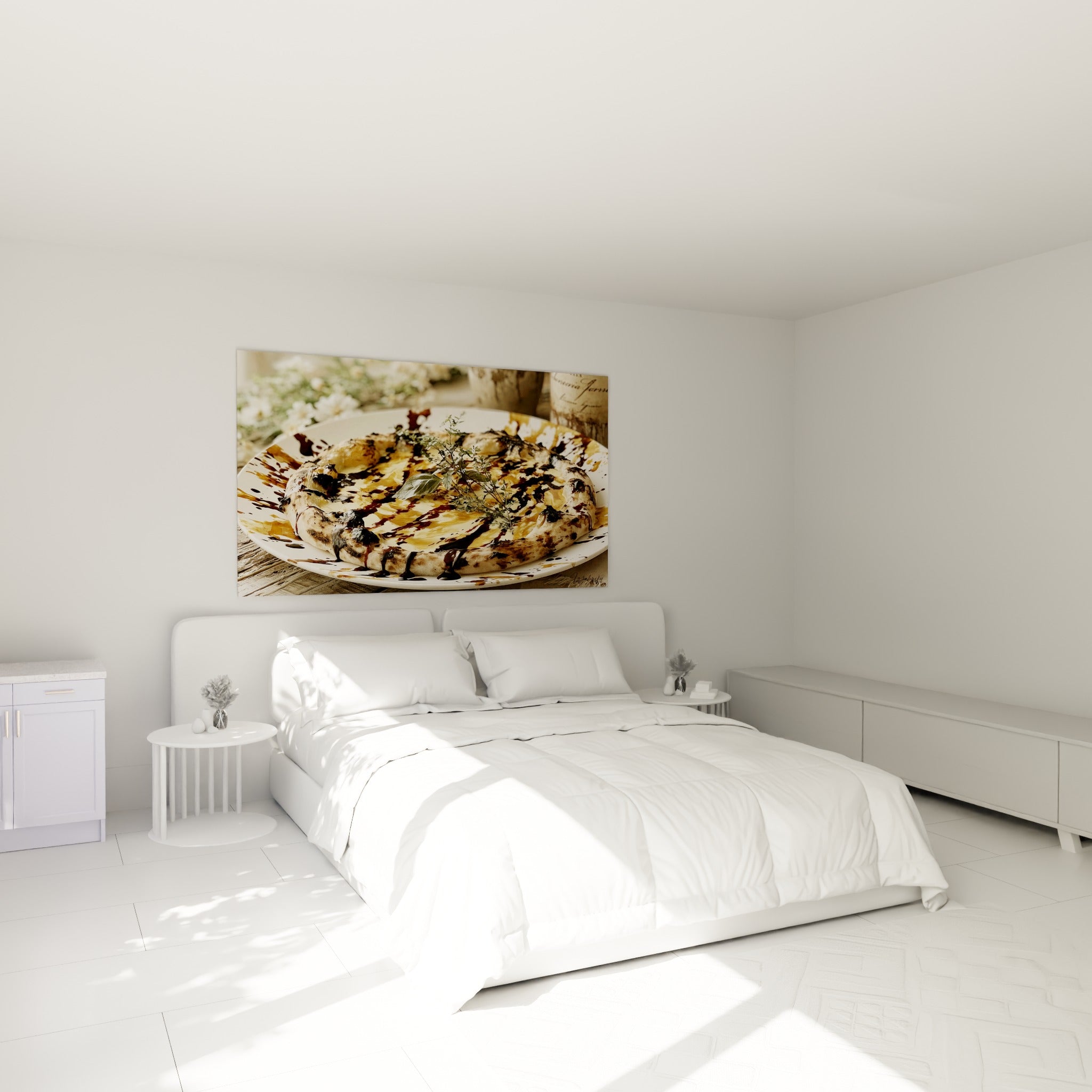 Pâte dorée nappée de glaçage brun et basilic frais, accrochée au-dessus d'un lit dans une chambre claire