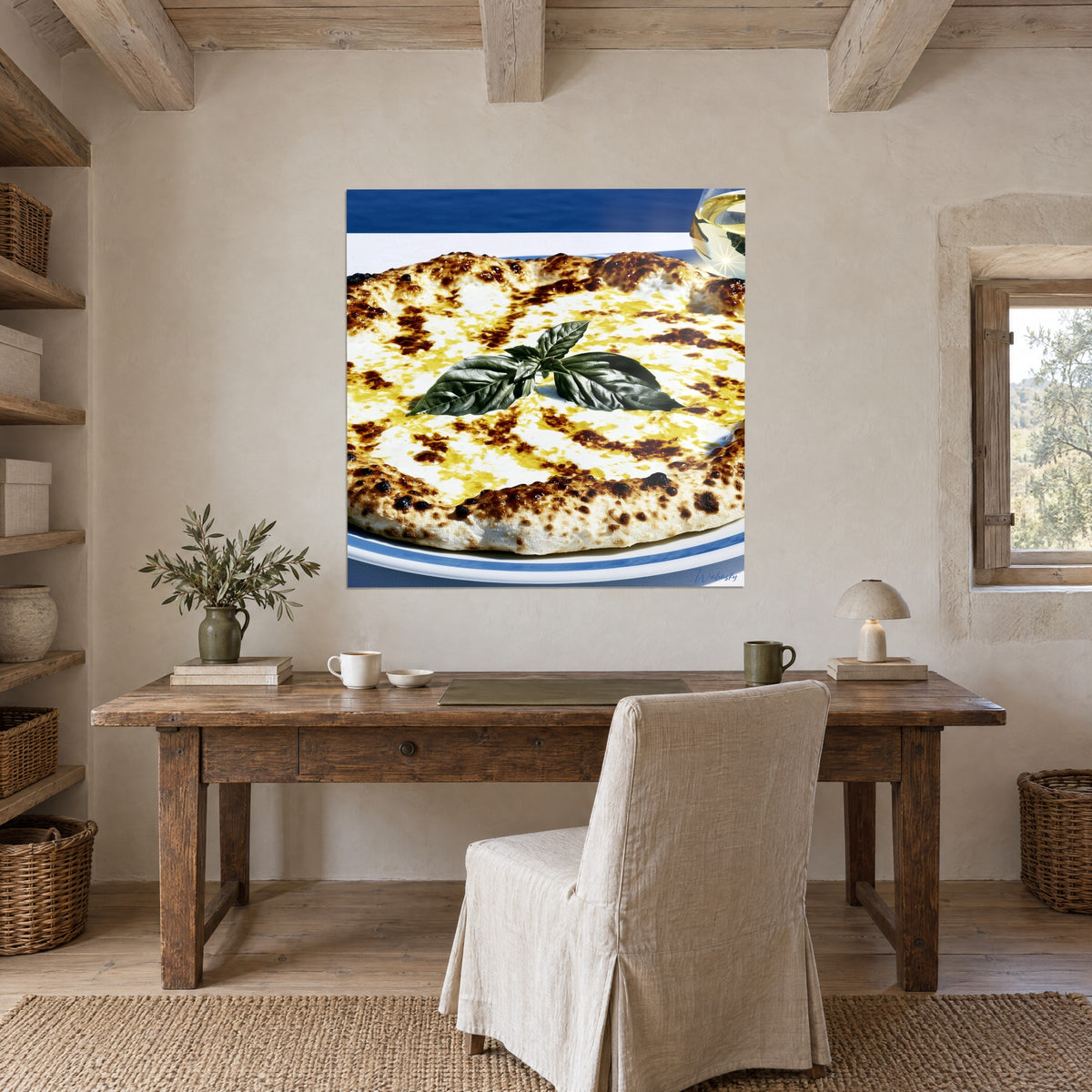 Tableau focaccia fromagère luisante d'huile, feuilles vertes et assiette bleu roi, mur beige d'un bureau en bois