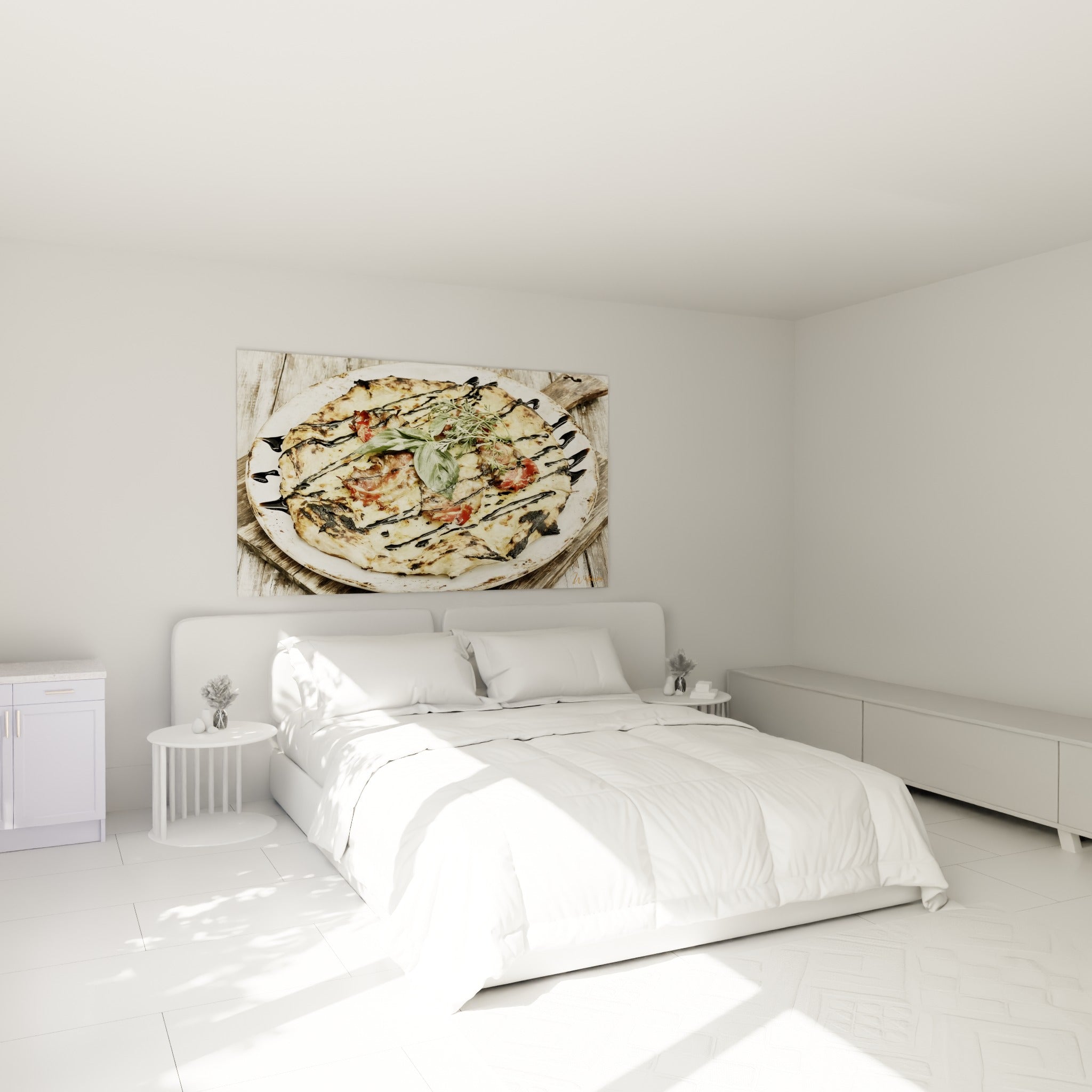 Croûte dorée et coulis noir de cette pizza artisanale au-dessus d'un lit dans une chambre claire