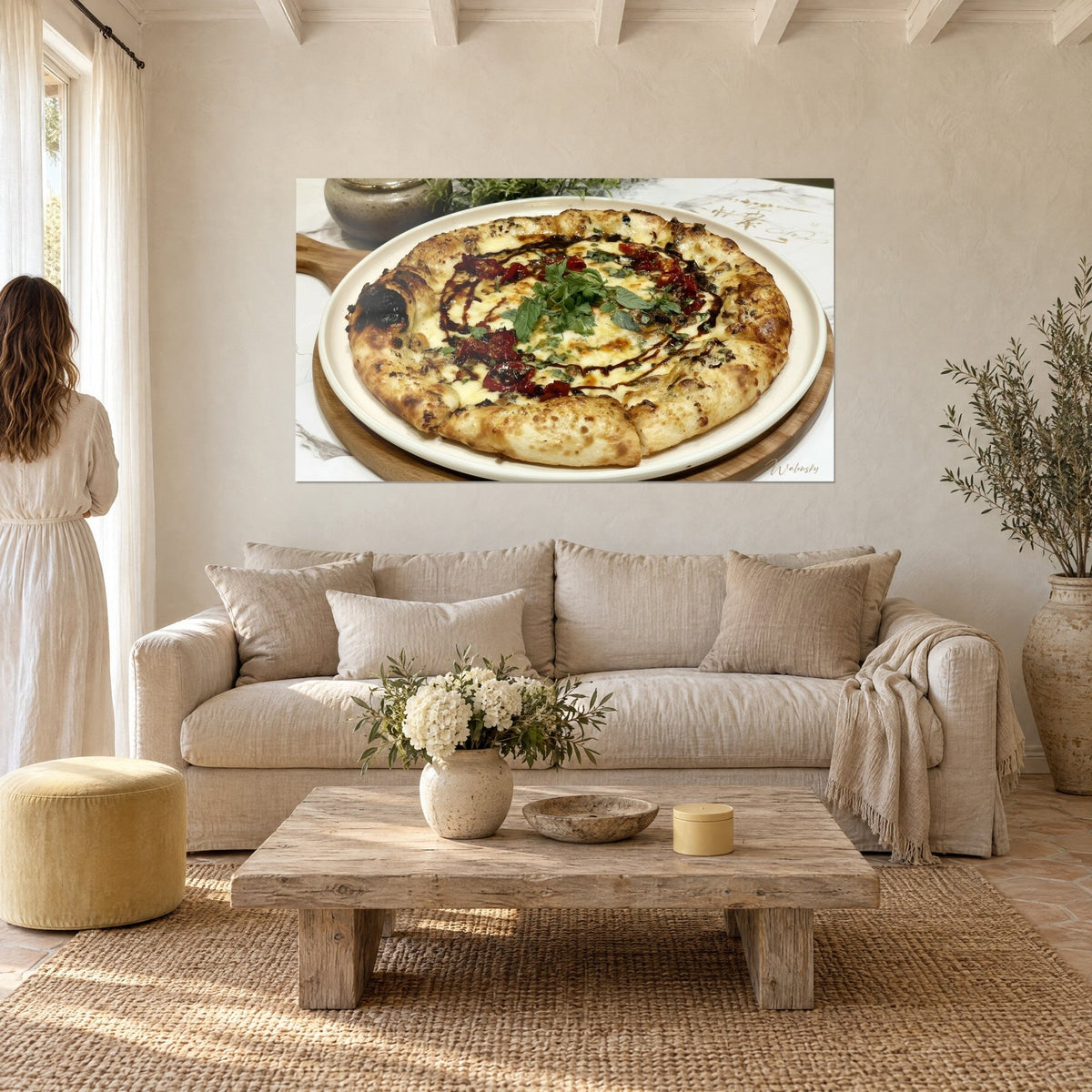 Quadro pizza dorata con crosta bruciata, glassa balsamica scura e menta verde, donna di spalle, sopra un divano in un soggiorno luminoso