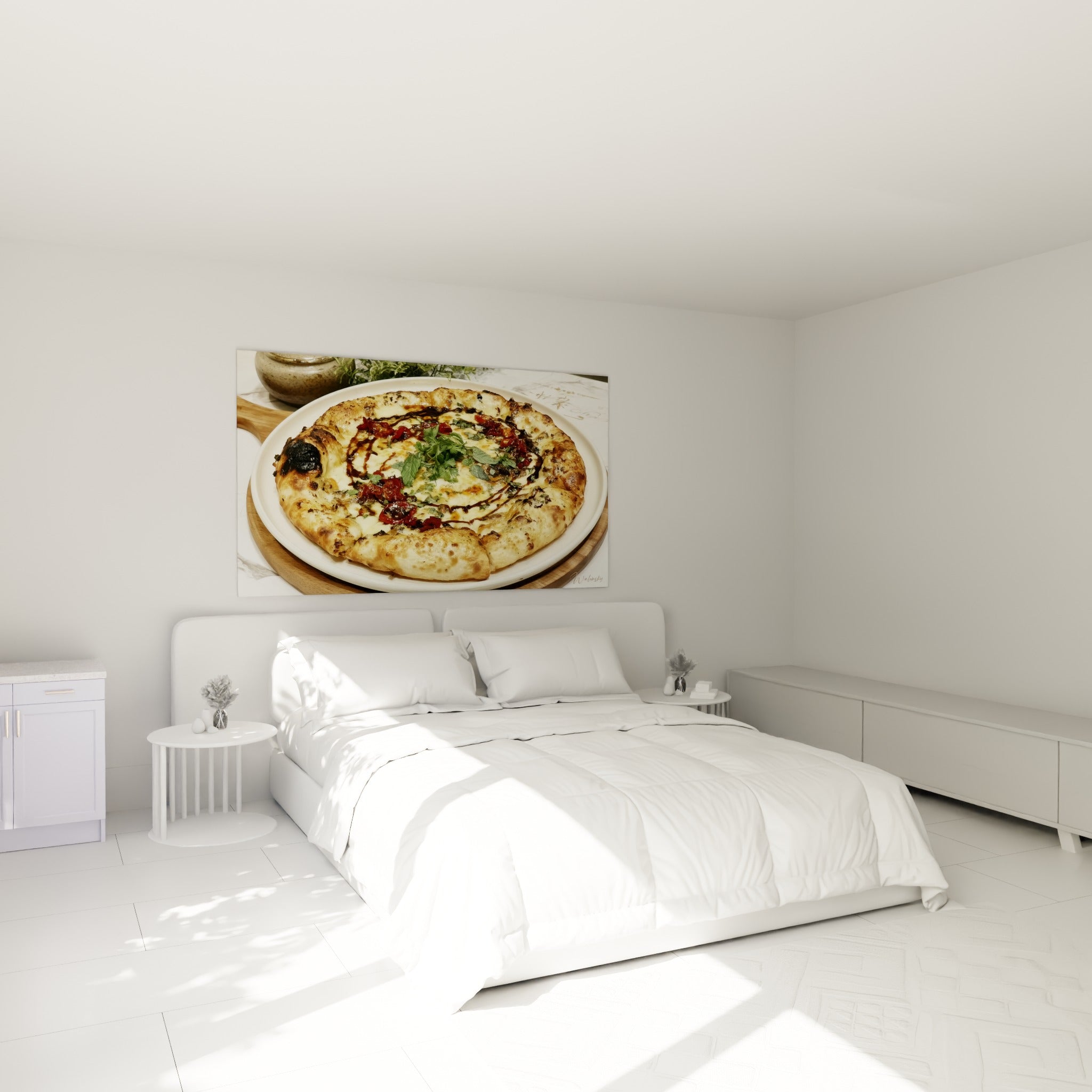 Croûte gonflée et fromage fondu d'une pizza dorée, au-dessus d'un lit dans une chambre claire
