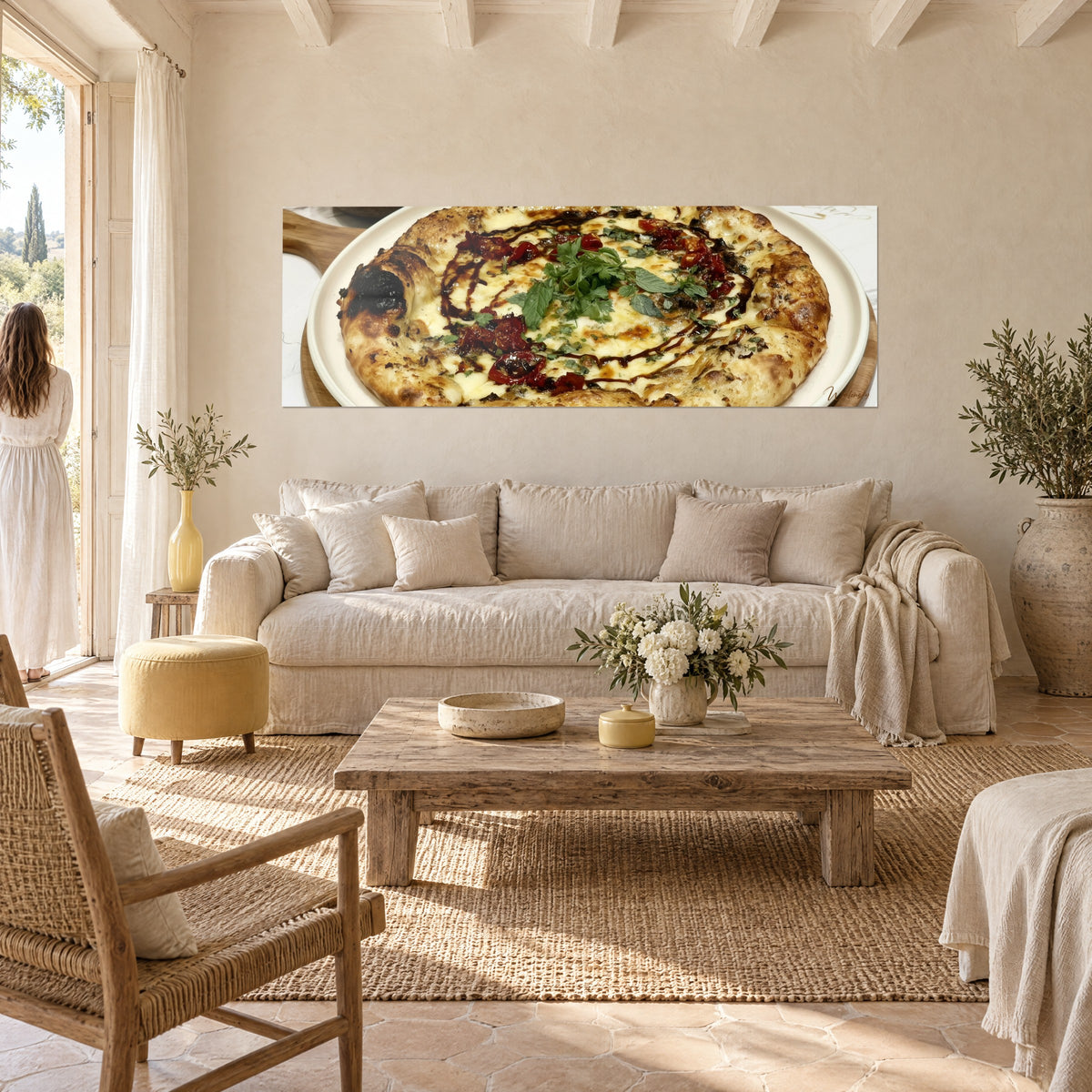 Obraz neapolitańska pizza z konfitowanymi czerwonymi pomidorami i złotą mozzarellą, kobieta tyłem, nad kanapą w jasnym salonie