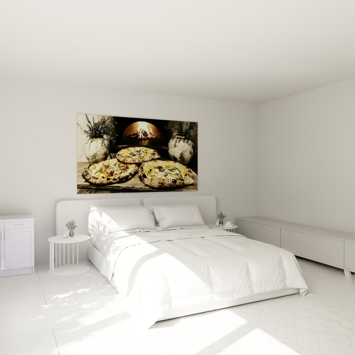 Pizzas artisanales aux tons ocre et noir accrochées au-dessus d'un lit dans une chambre claire