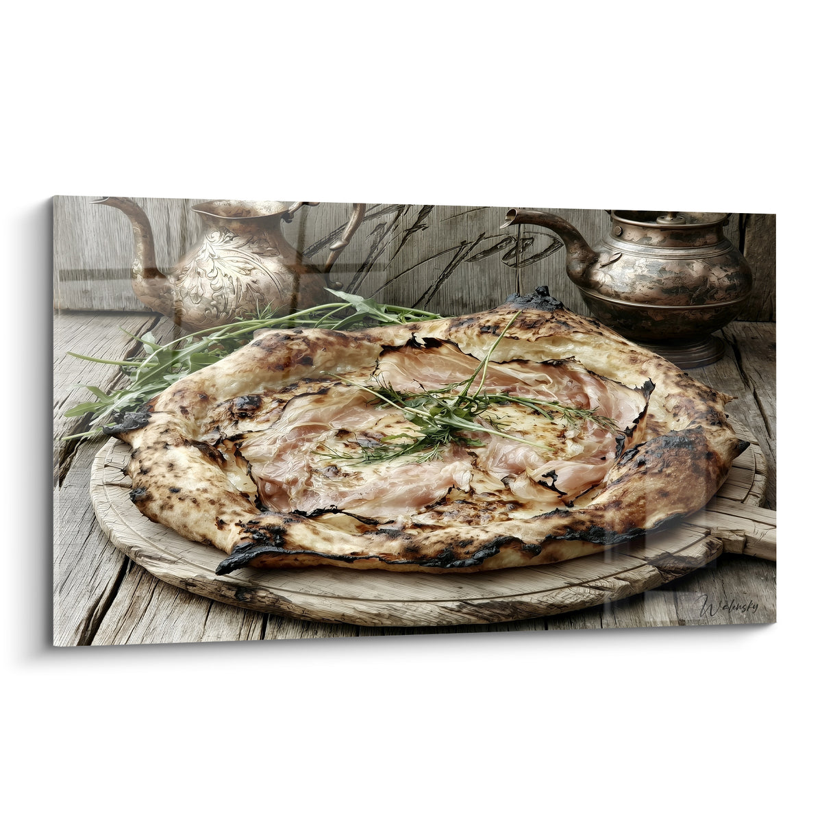 Pizza dorée garnie de jambon rosé et roquette verte sur plateau de bois brut