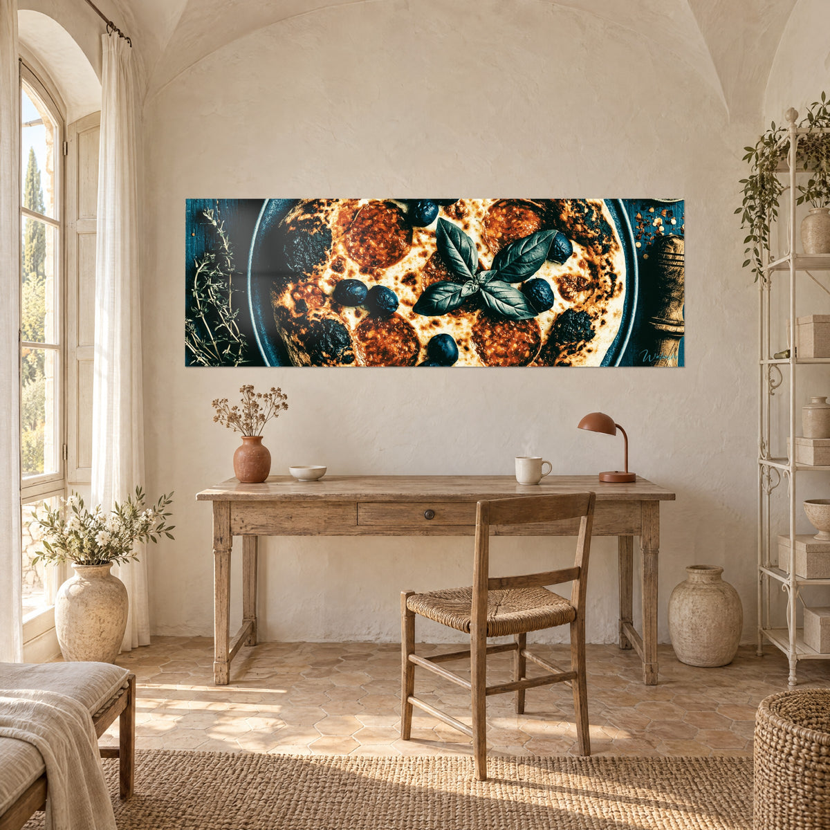 Tableau plat de pizza vu du dessus, thym séché à gauche, bleu profond et or brûlé, au-dessus d'un bureau en bois clair