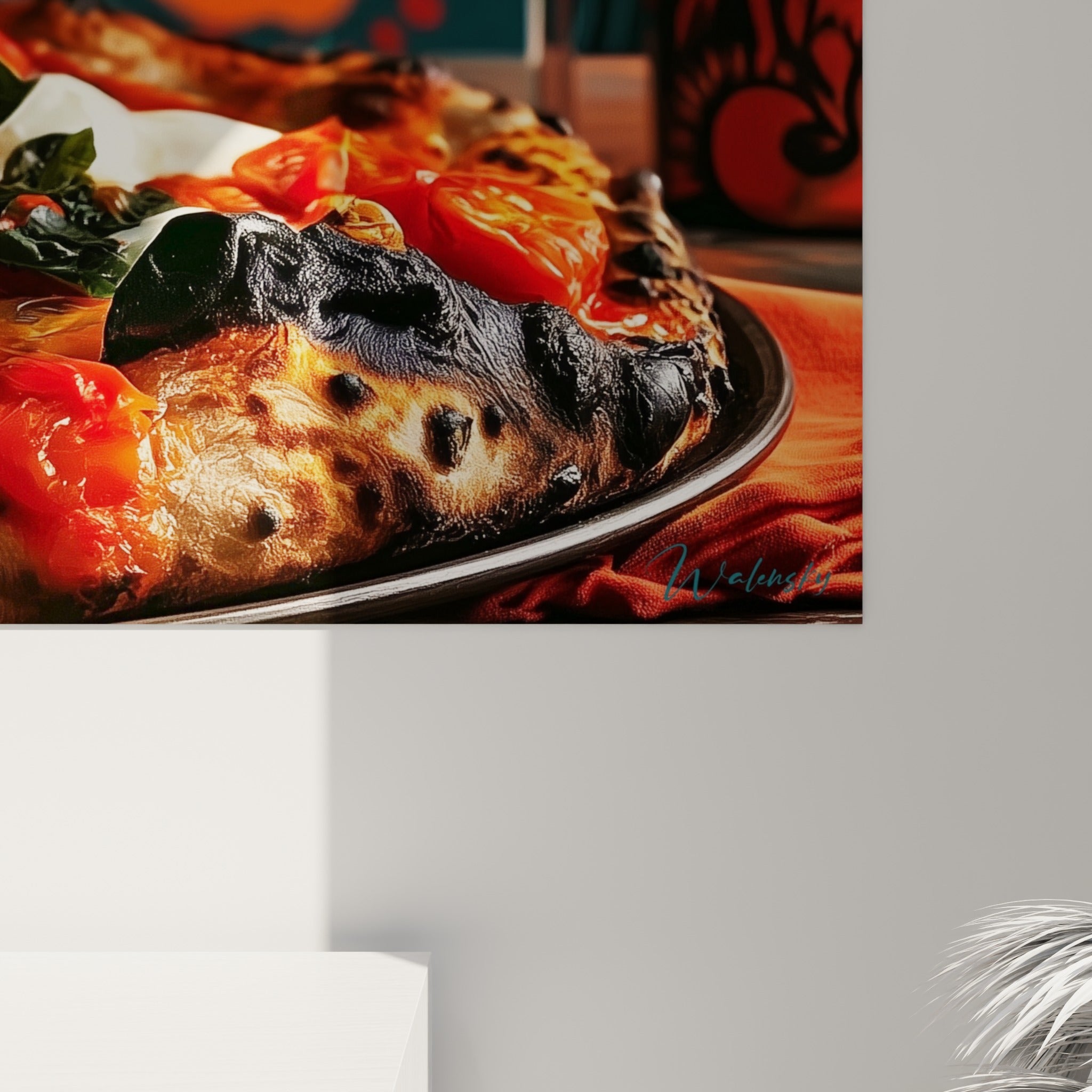 Empâtements de croûte noircie et coulures de sauce rouge visibles sur ce détail de la pizza margherita imprimée