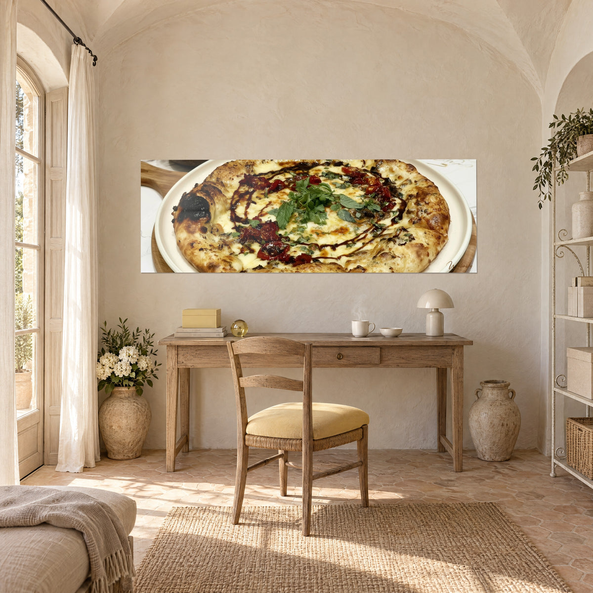 Obraz rustykalna pizza, zielone końcówki mięty na złocistym cieście i jaskrawoczerwonych pomidorach, jasne drewniane biurko prowansalskiego mas
