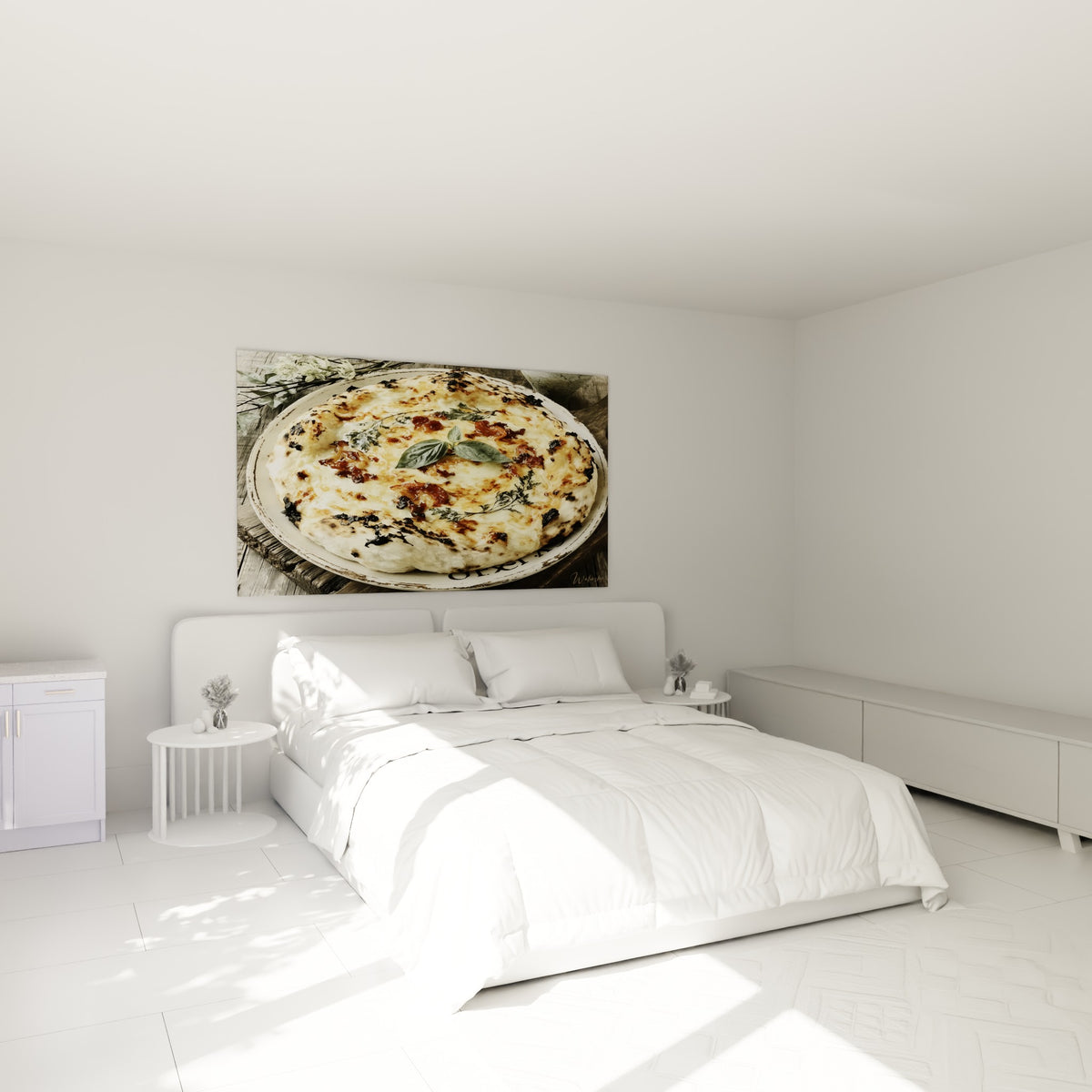 Croûte terracotta et fromage fondu ornent cette pizza, accrochée au-dessus d'un lit dans une chambre claire