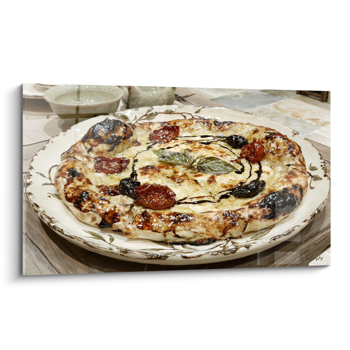 Pizza dorée aux olives noires et tomates confites sur assiette blanche fleurie