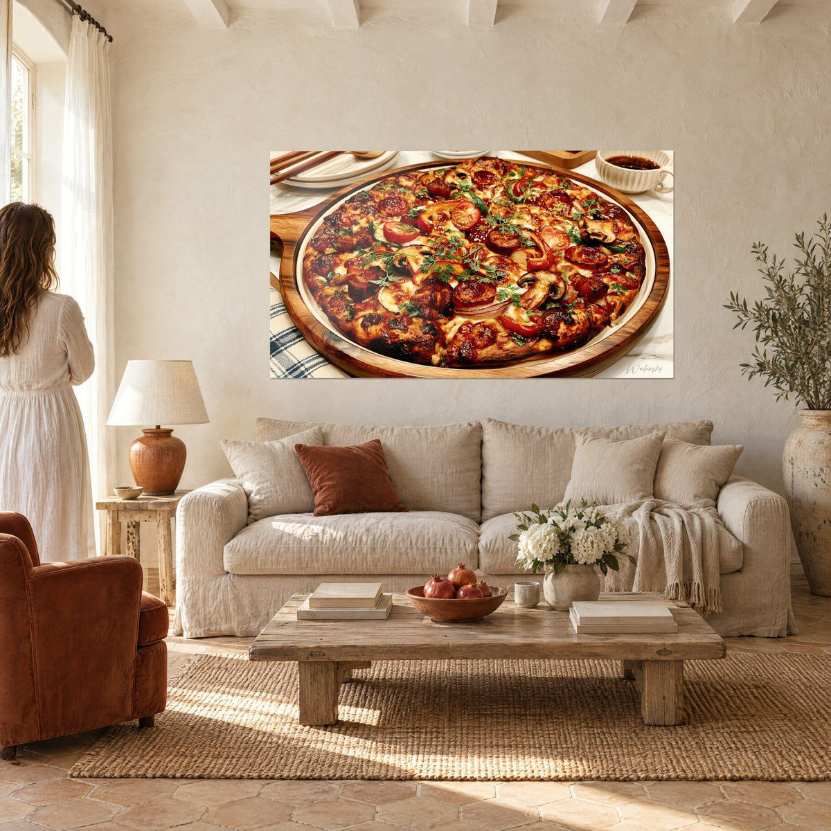 Schilderij rustieke pizza belegd met rode chorizo en bruine champignons op een notenhouten plank, boven een bank in een lichte woonkamer