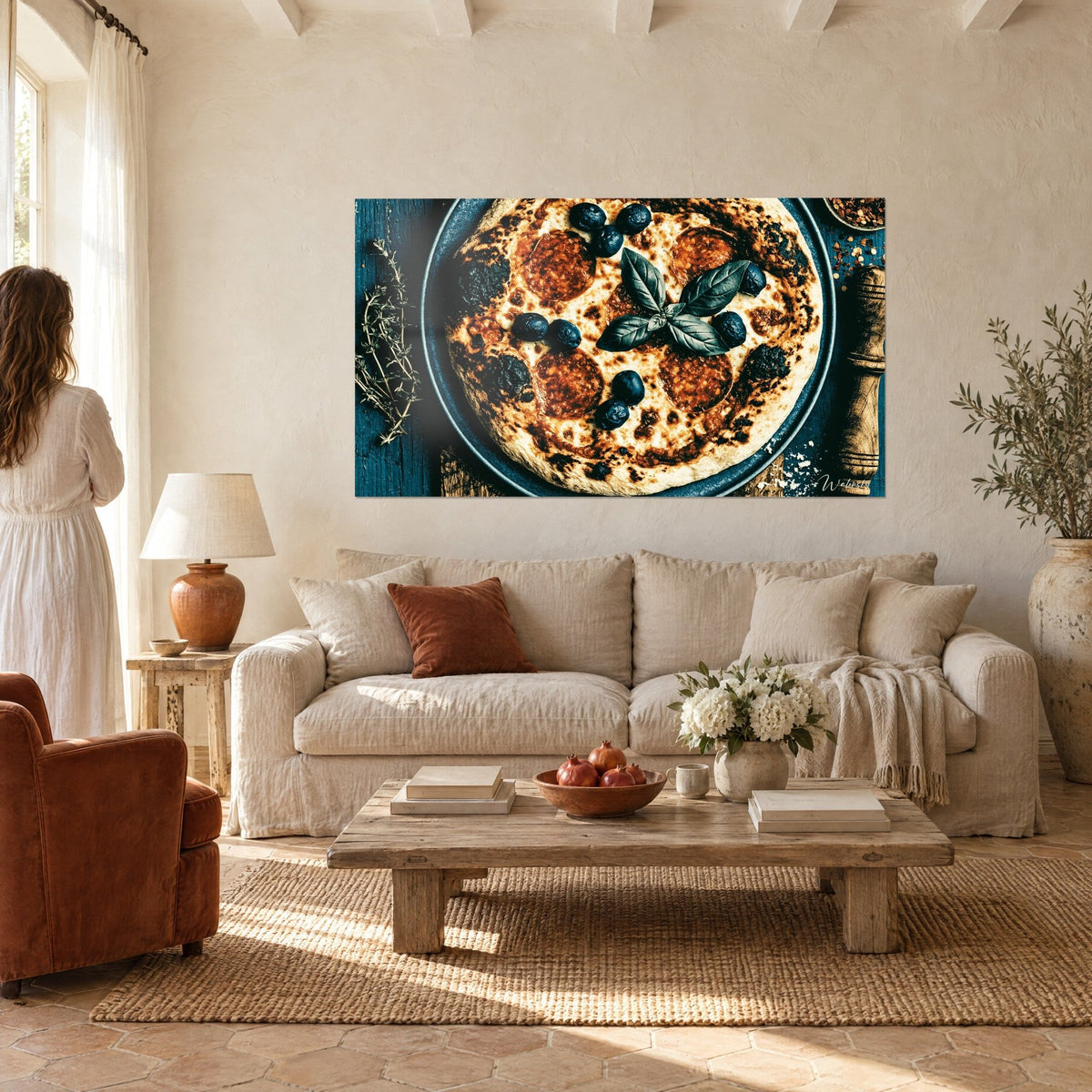 Gemälde Rustikale Pizza mit Pepperoni und schwarzen Oliven, goldene Kruste auf marineblauem Teller, über einem Sofa in einem hellen Wohnzimmer