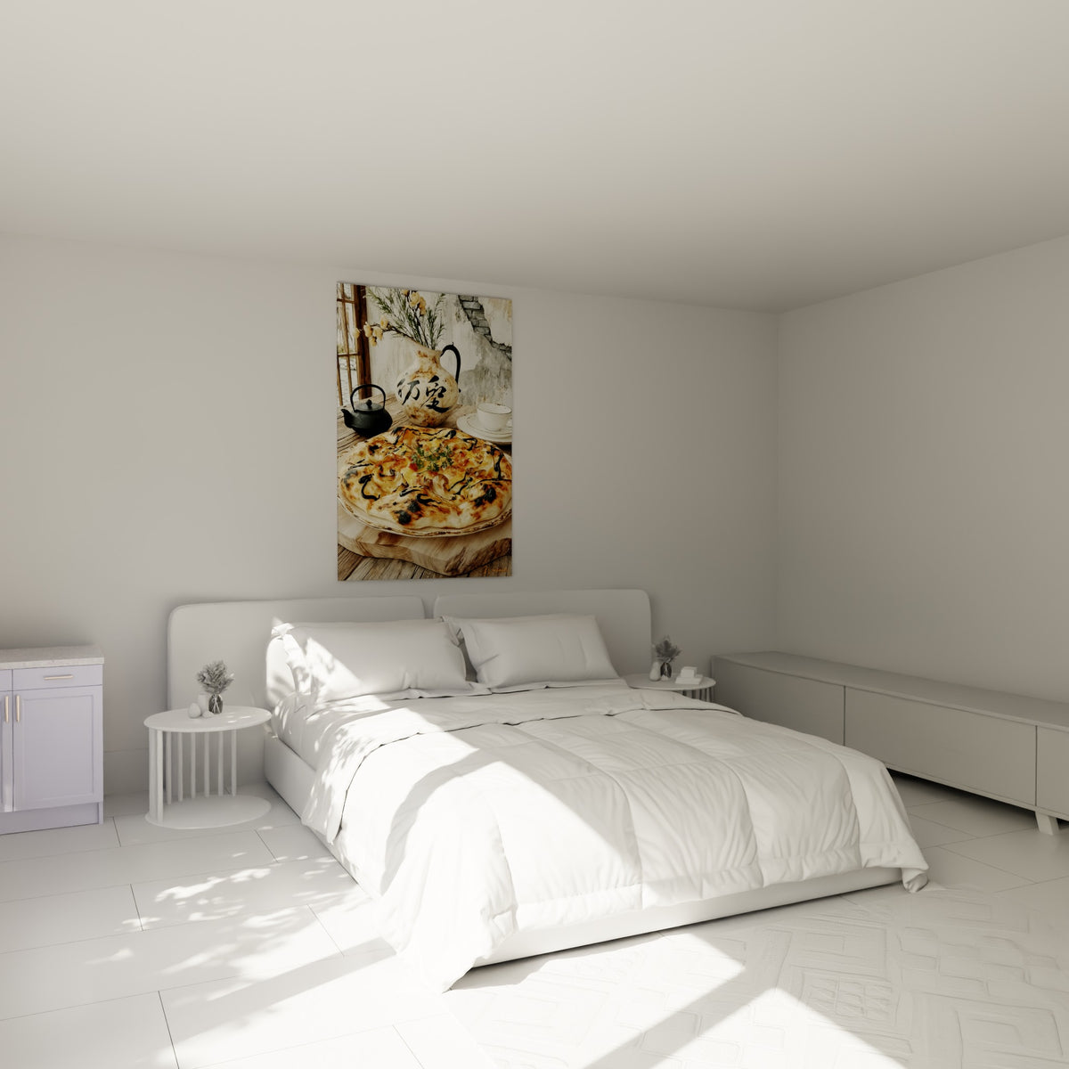 Pizza dorée et volutes noires accrochée au-dessus d'un lit dans une chambre claire