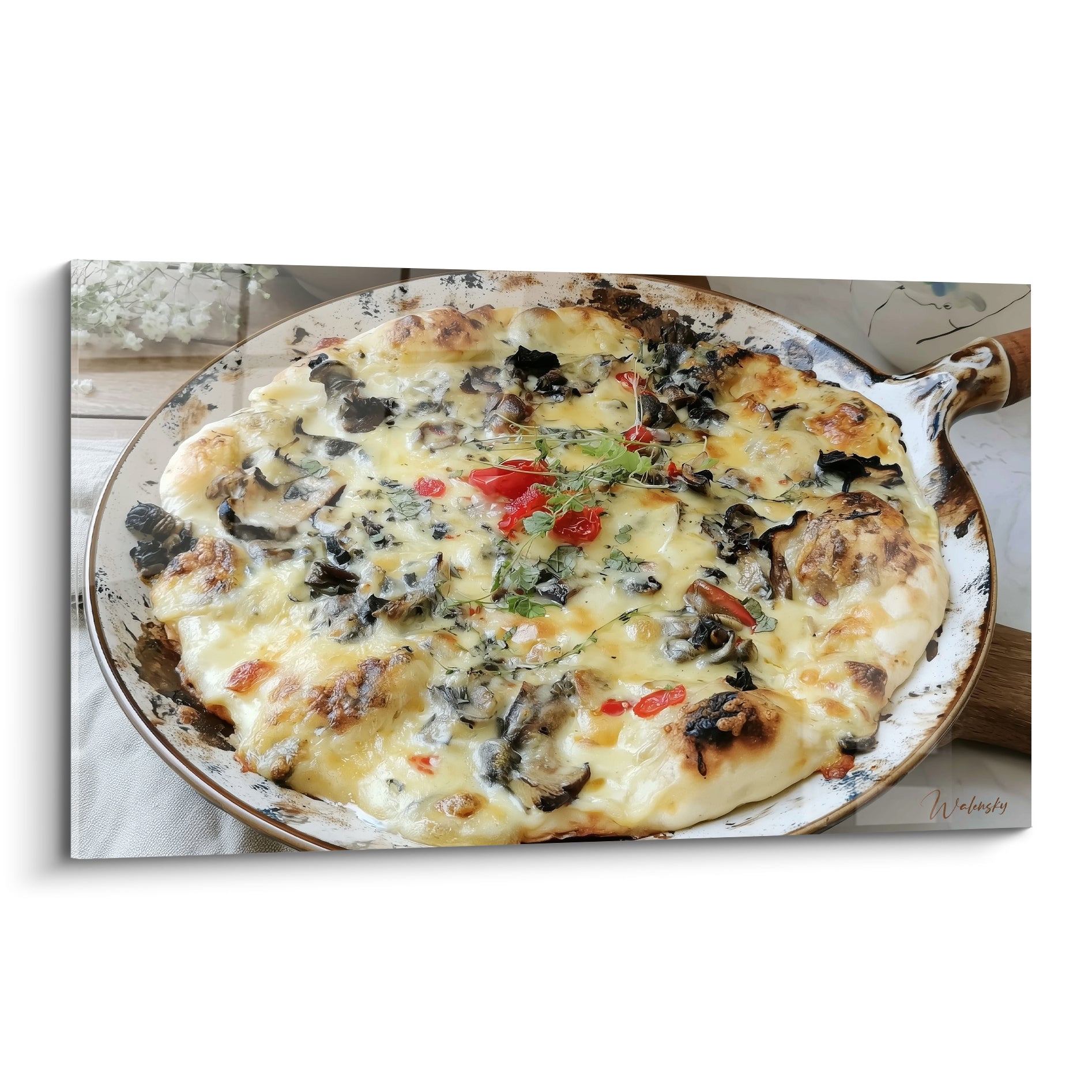 Pizza dorée aux champignons noirs et piments rouges dans une poêle blanche patinée