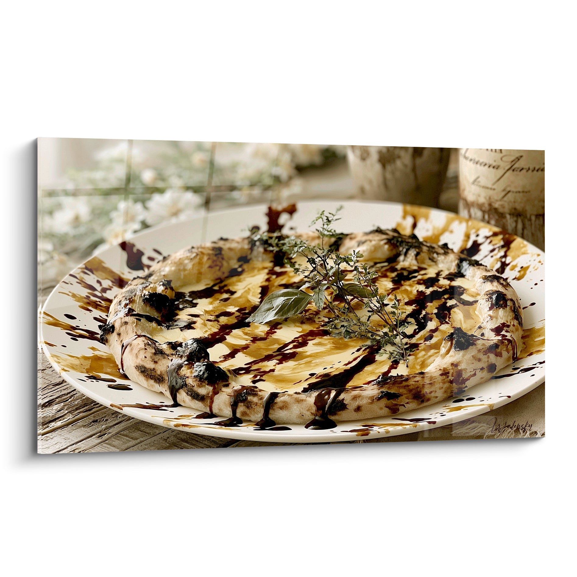 Pizza dorée aux coulures balsamiques brunes, basilic vert sur assiette blanche en gros plan