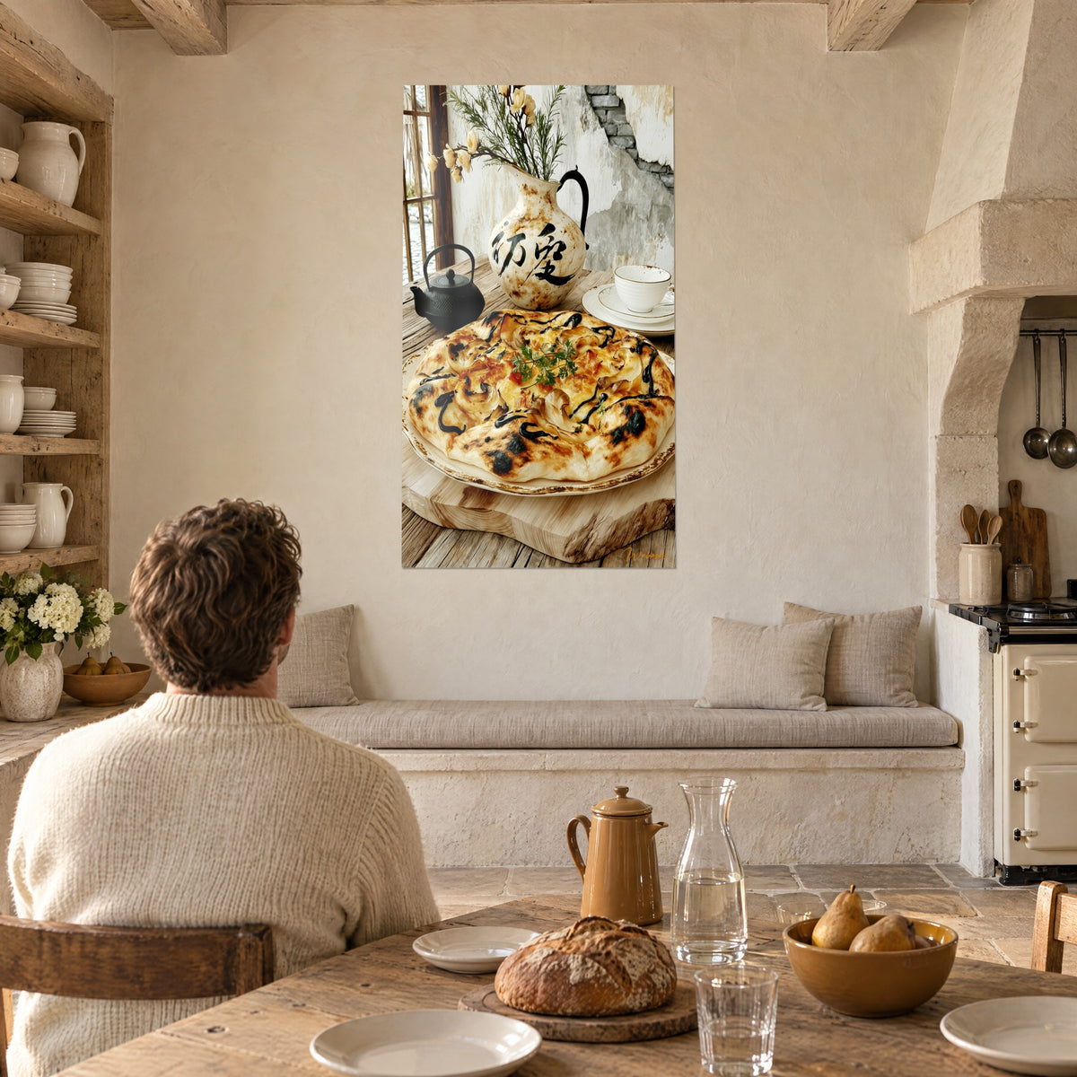 Tableau tarte plate ambrée aux oignons fondants et brins de persil, un homme de dos à table dans une cuisine en pierre