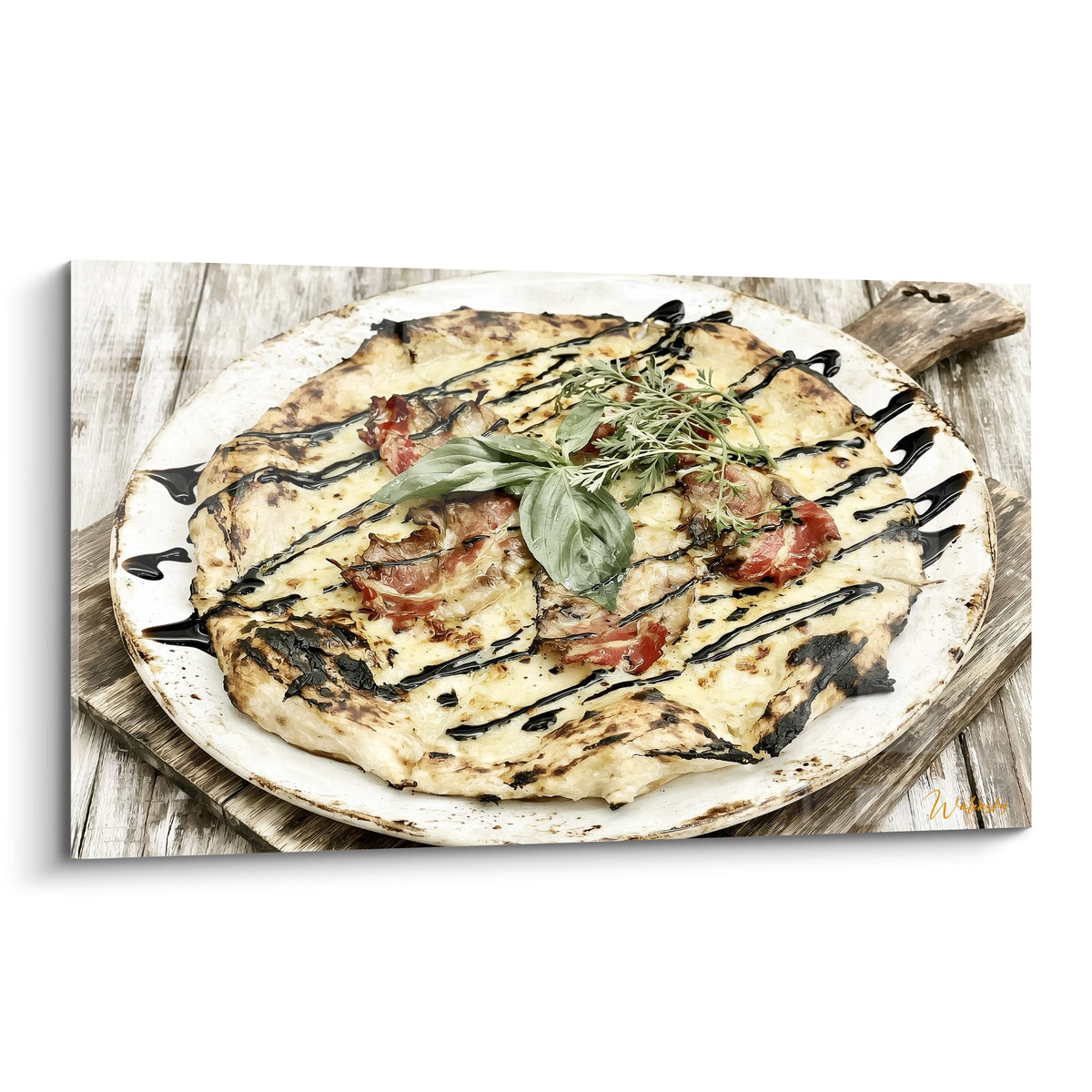 Pizza dorée grillée aux herbes vertes et jambon rosé sur assiette blanche vieillie