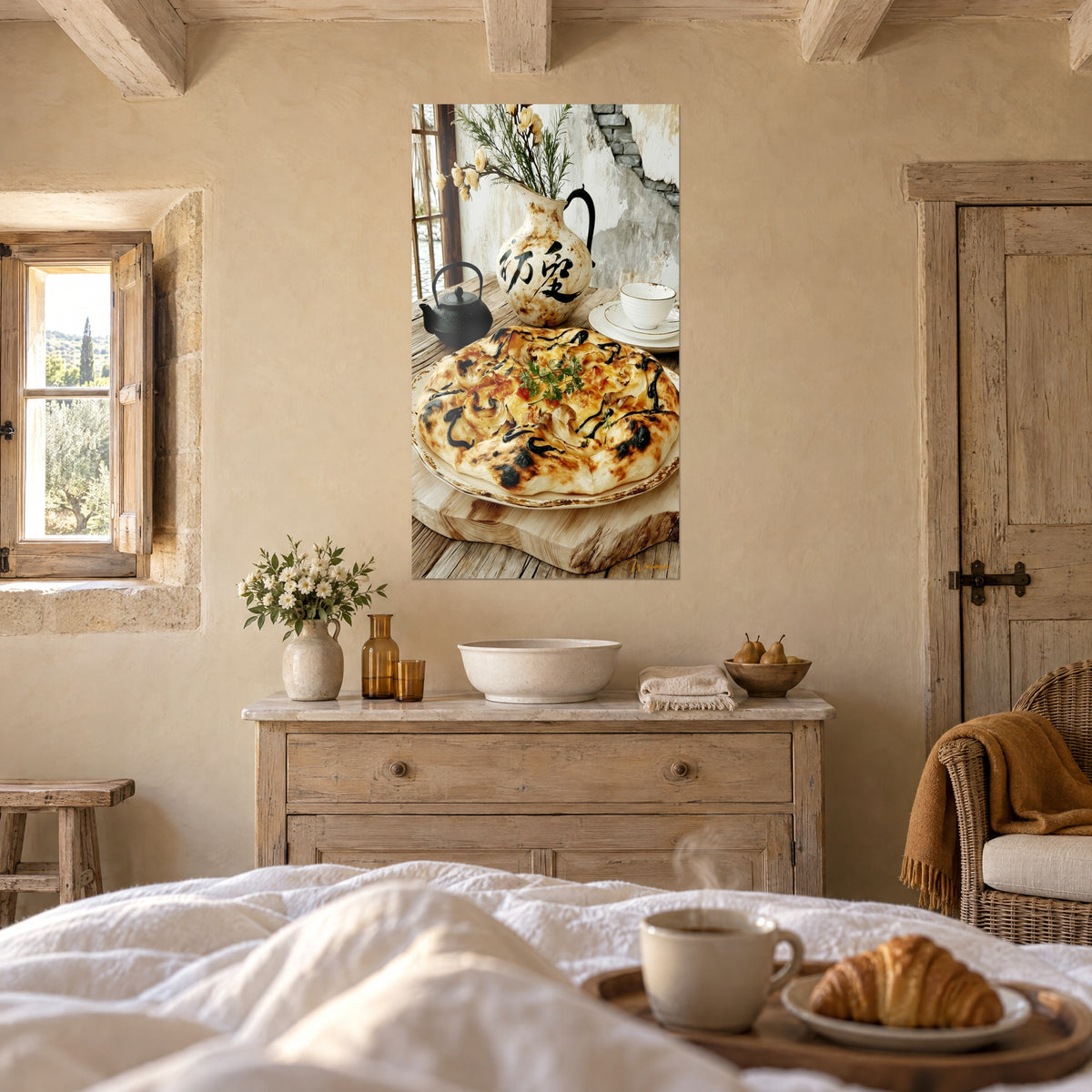 Tableau pizza rustique aux oignons caramélisés et filets noirs, cruche ivoire et théière sombre, au-dessus d'un lit dans une chambre claire
