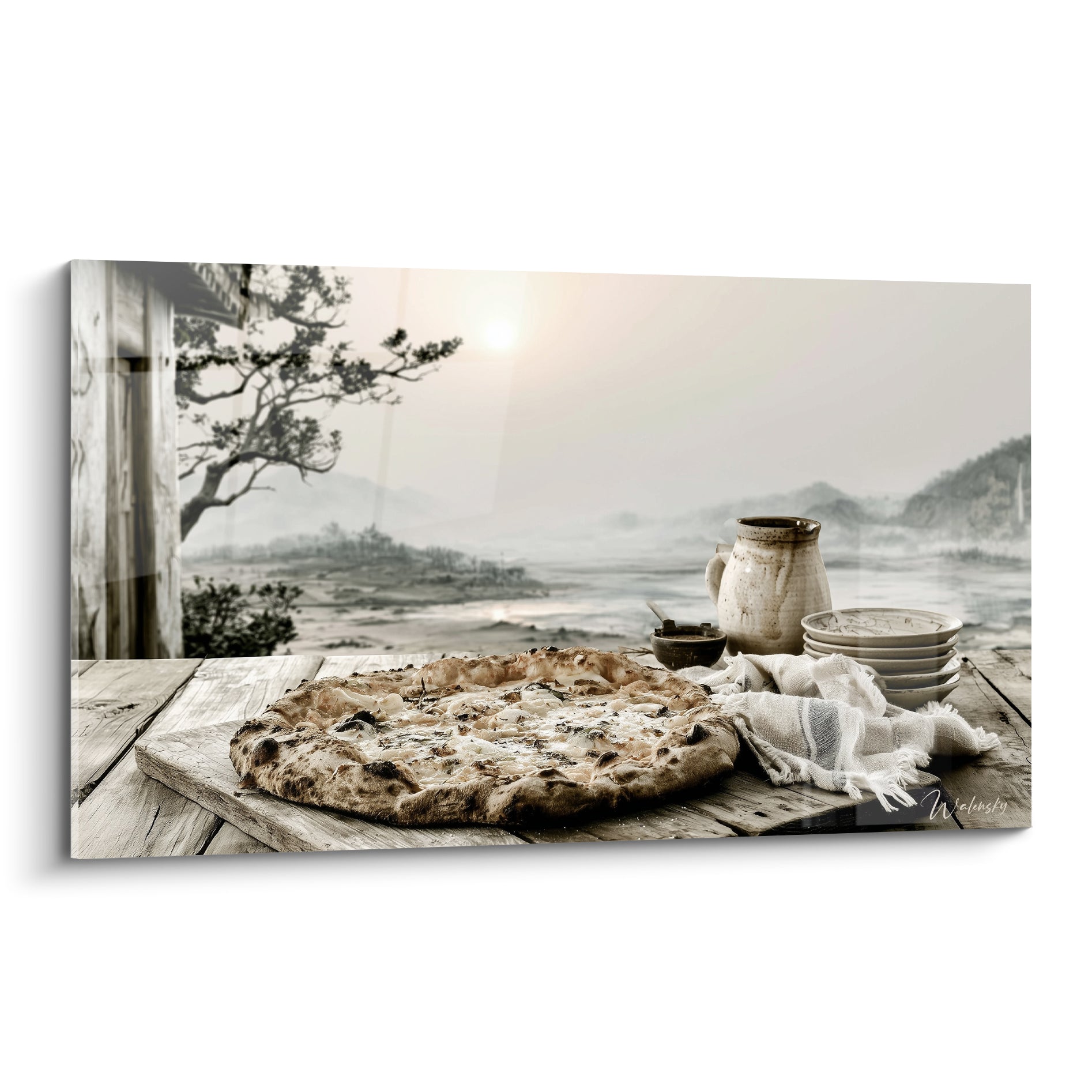 Pizza dorée sur planche de bois, cruche beige et paysage gris brumeux en arrière-plan