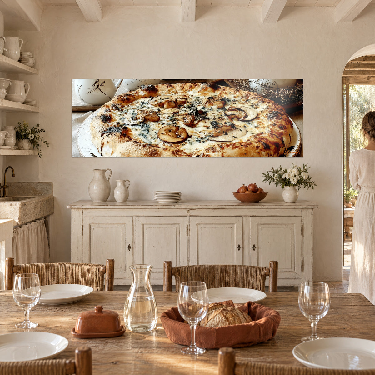 Tableau tarte salée aux lamelles de champignons, fromage doré et thym parsemé, mur crème d'une salle à manger provençale