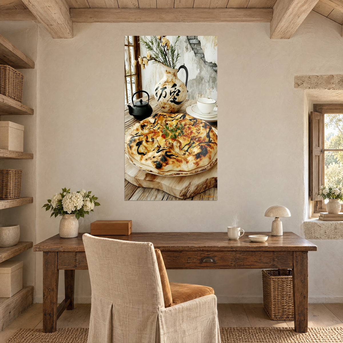 Tableau pâte soufflée dorée aux coulures de glaçage noir, cruche à idéogrammes et tasse blanche, sur le mur d'un bureau en bois
