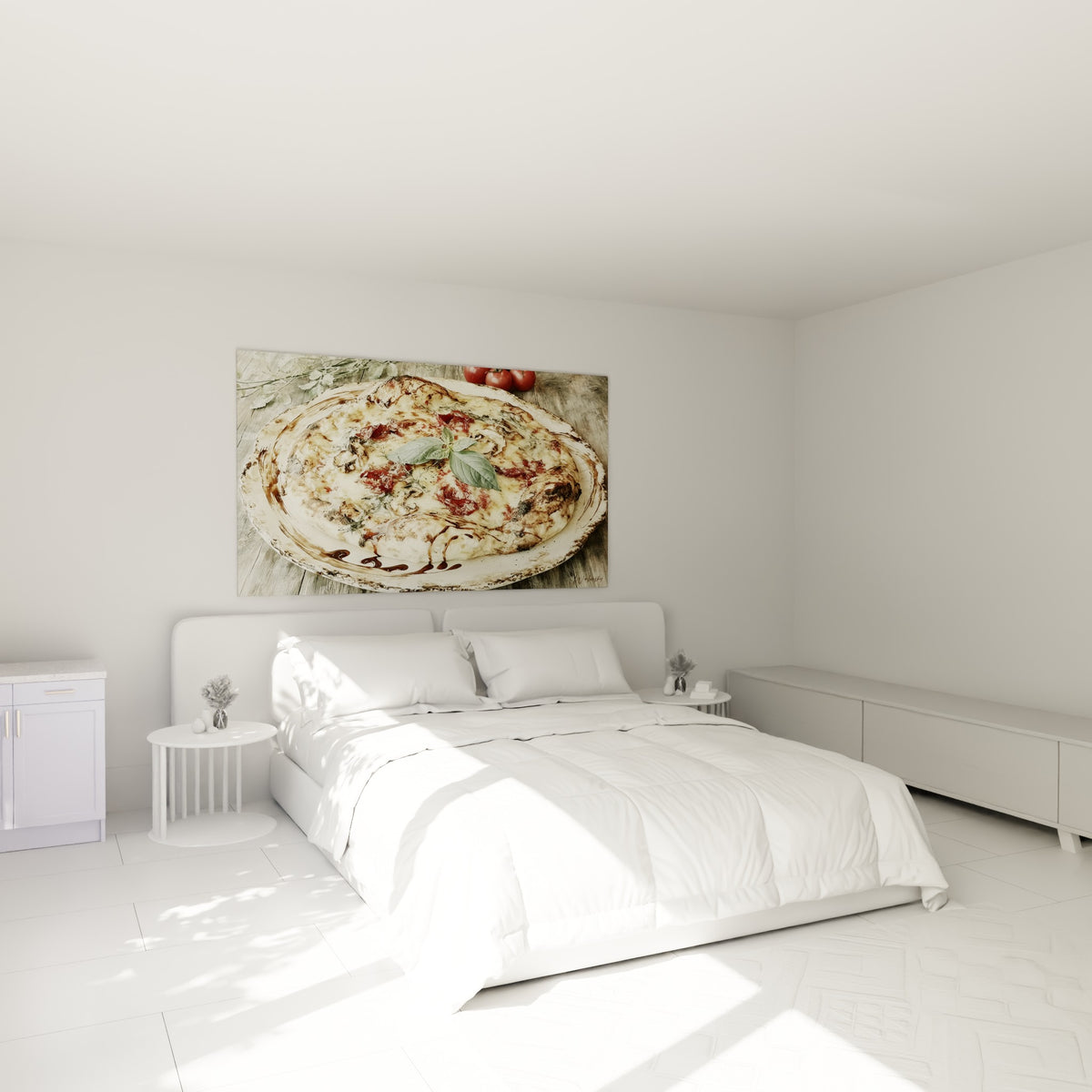 Pizza dorée et rouge tomate accrochée au-dessus d'un lit dans une chambre claire