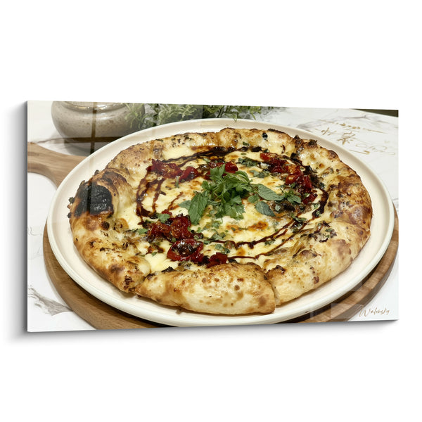 Tableau Pizza dorée et brune aux herbes fraîches en spirale - Planche en bois clair - Edition Pizza