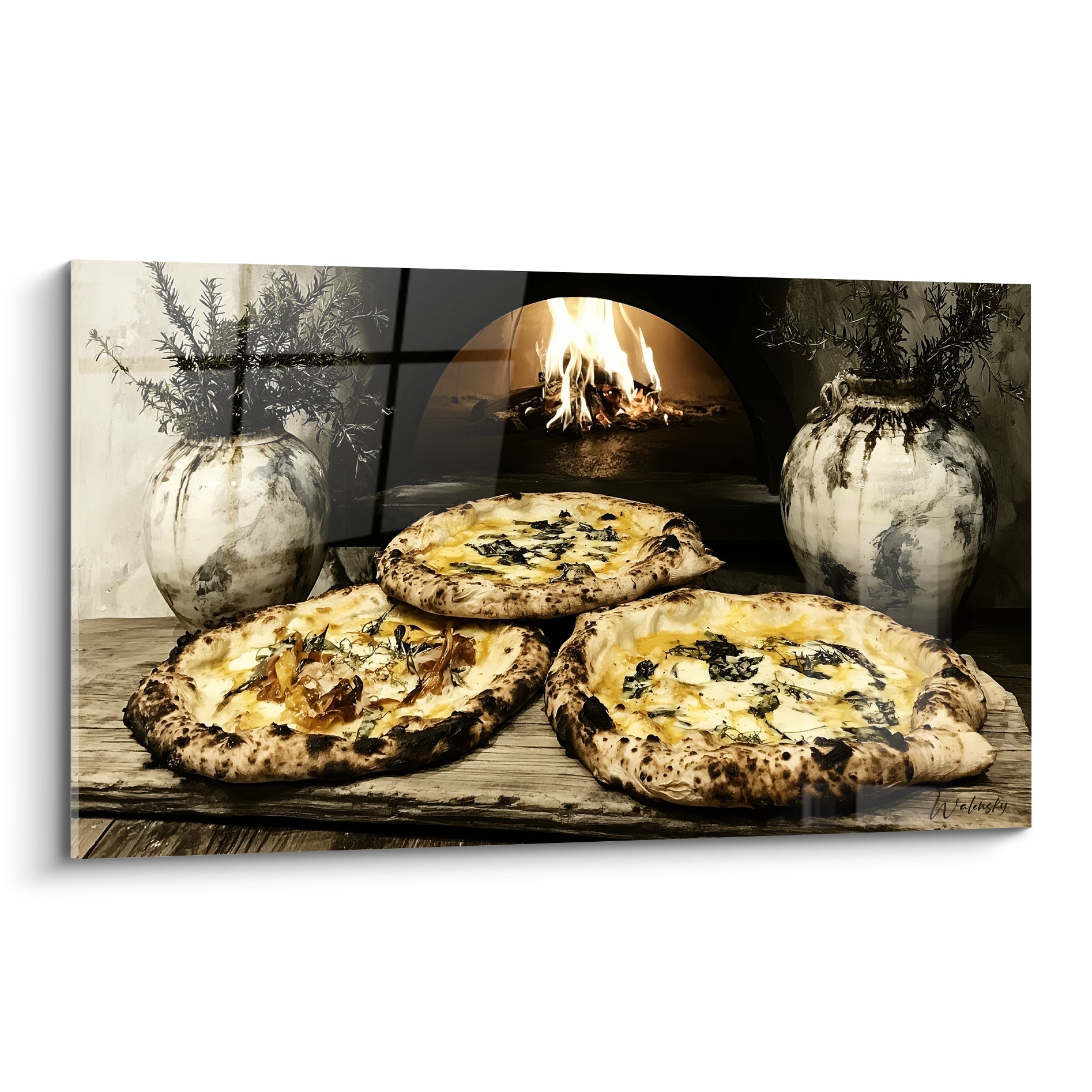 Trois pizzas napolitaines dorées et anthracite posées devant un four à bois enflammé
