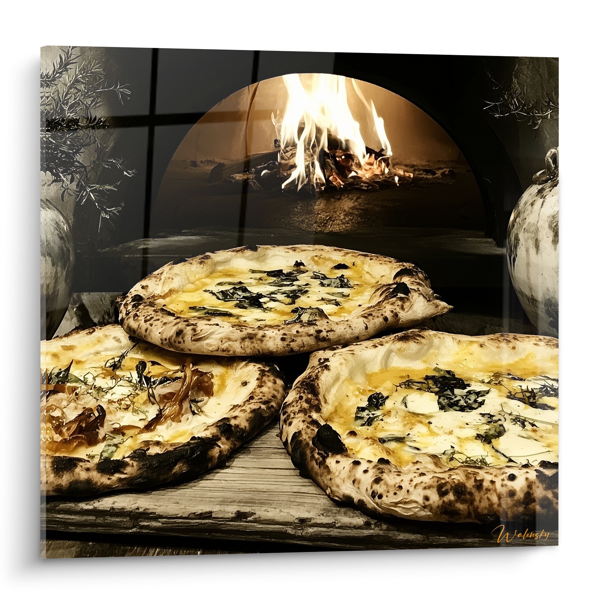 Trois pizzas napolitaines dorées empilées devant un four à bois aux flammes orangées