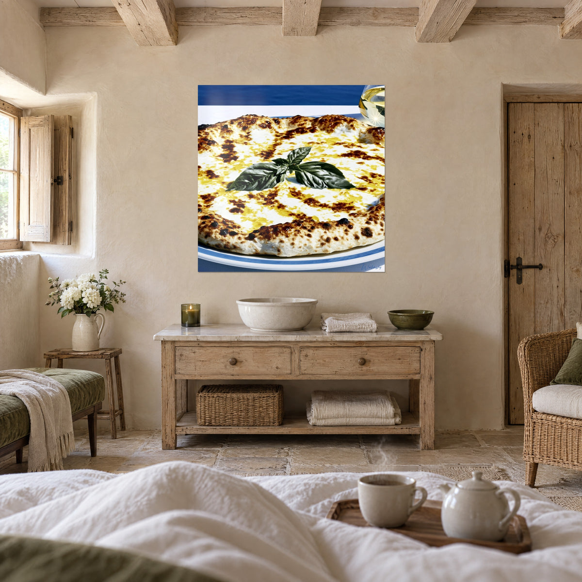 Tableau pâte gonflée aux taches brunes, mozzarella ivoire et assiette bleue, au-dessus d'un lit dans une chambre claire