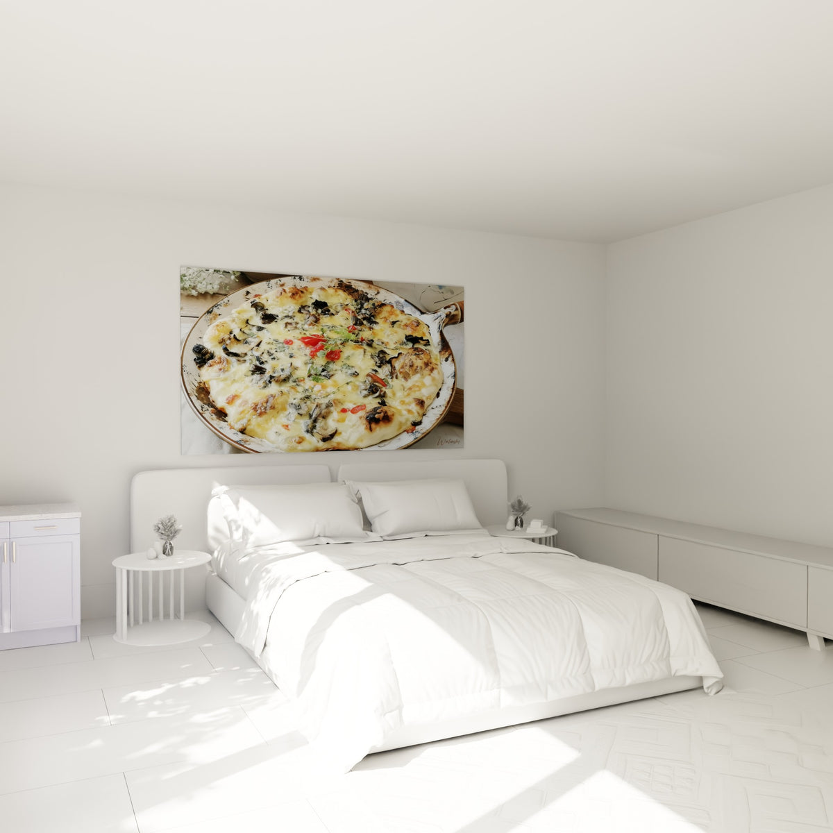Poêle de pizza dorée et fromage fondant accrochée au-dessus d'un lit dans une chambre claire