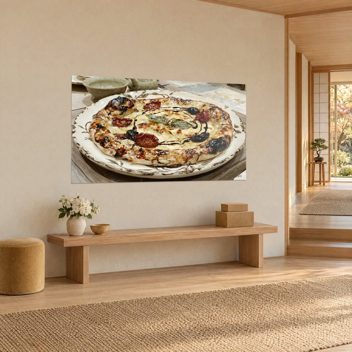 Cuadro focaccia dorada de queso fundido, tomates confitados rojos y hojas de albahaca verde, pared beige de un pasillo japandi