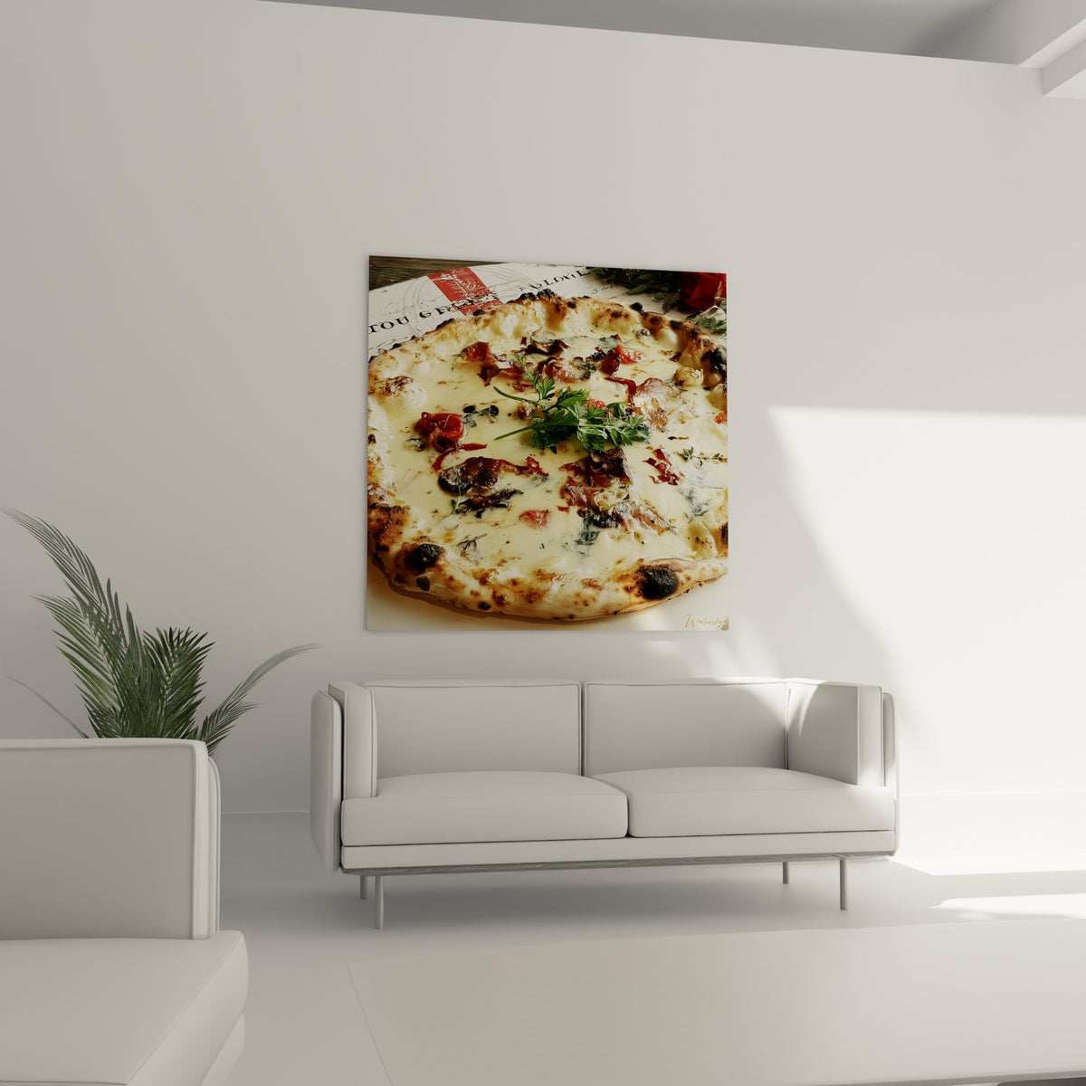 Garniture colorée rouge et verte sur croûte dorée d'une pizza artisanale, au-dessus d'un canapé dans un salon lumineux