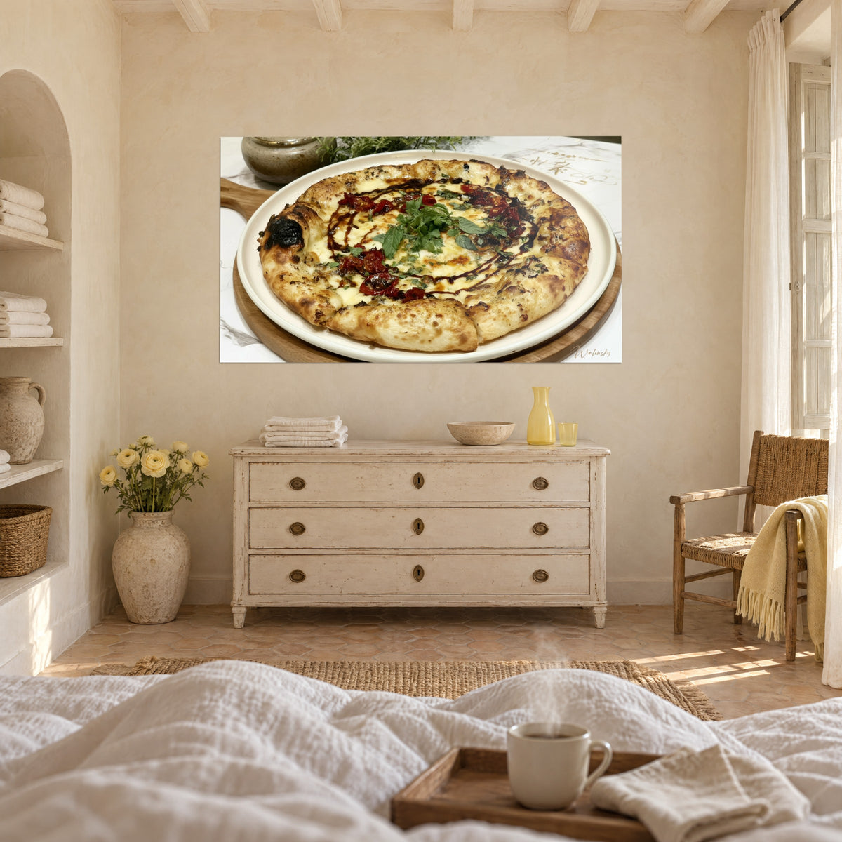 Tableau tarte au fromage filant ivoire, filets sirupeux bruns et tomates écarlates, planche de bois, au-dessus d'un lit dans une chambre claire