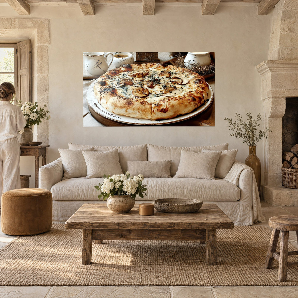 Schilderij champignonpizza met gouden korst, witte room, tijm, twee personen van achteren, boven een bank in een lichte woonkamer