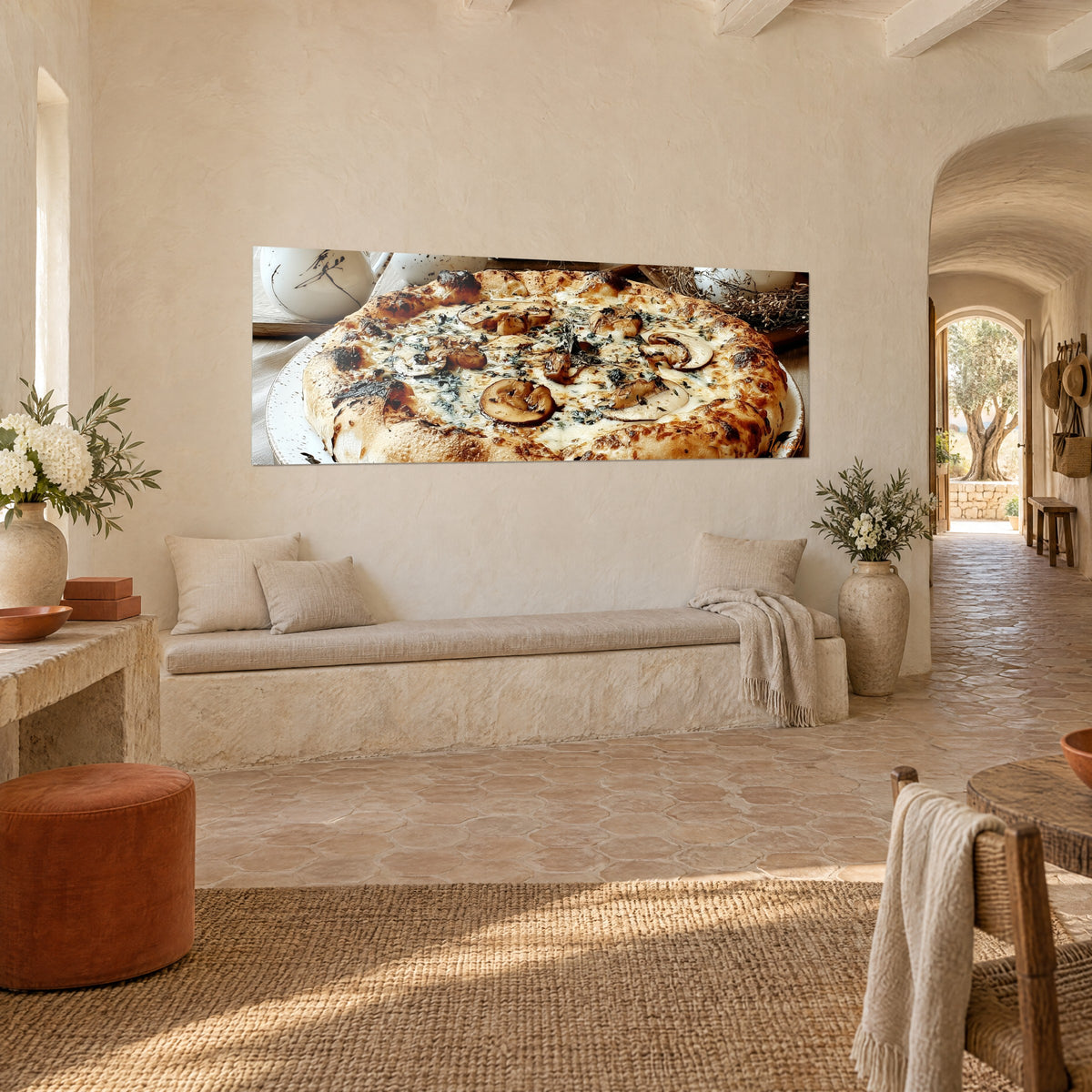 Tableau galette de pâte gonflée aux champignons bruns et brins de thym séché, croûte cuivrée, mur beige d'un mas provençal