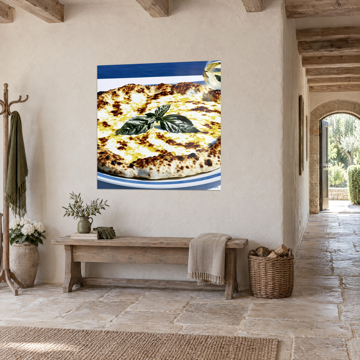 Schilderij kaasfladen besprenkeld met gele olijfolie, marineblauwe rand, in een gang van lichte steen