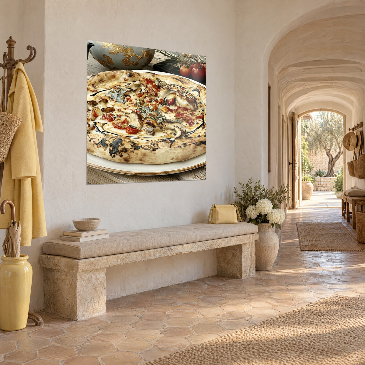 Tableau galette napolitaine ivoire garnie de tomates rouges et lamelles de cèpes, bordure noircie, accroché dans un couloir voûté du mas
