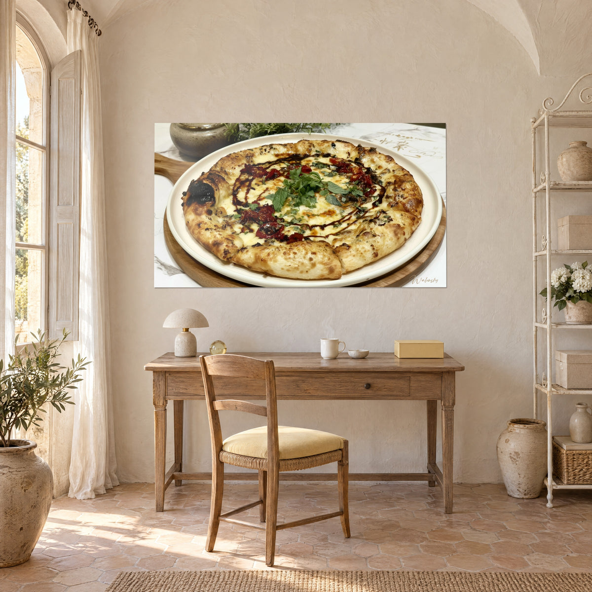 Tableau pizza en spirale de menthe et tomates séchées, plat blanc sur planche brune, bureau en bois et chaise paillée, mas provençal