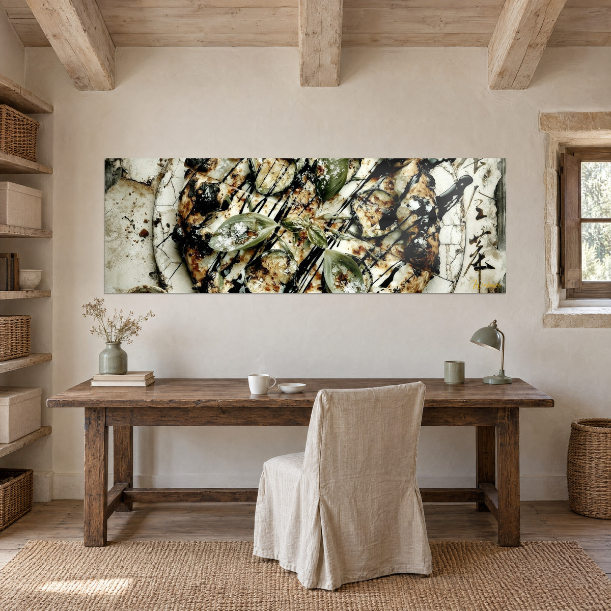 Quadro pizza con ideogrammi ai margini, foglie di basilico traslucide verde oliva su fondo avorio screpolato, scrivania in legno