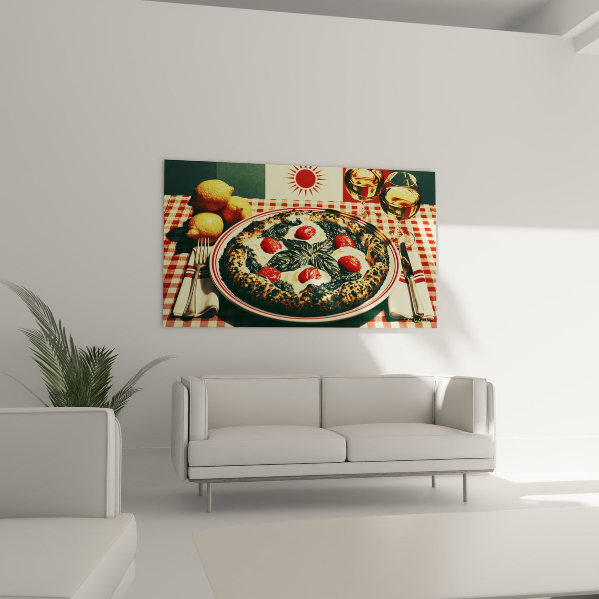 Nature morte italienne rouge et doré autour d'une pizza margherita, au-dessus d'un canapé dans un salon lumineux