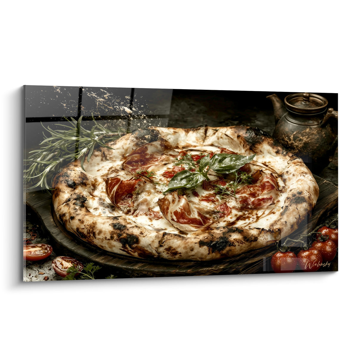 Pizza artisanale dorée au jambon cru et basilic vert, posée sur planche de bois sombre