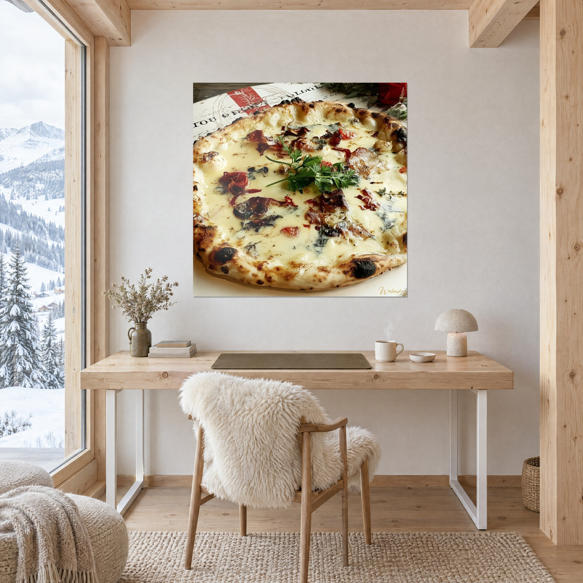 Πίνακας pizza bianca με σκούρο κόκκινο ωμό ζαμπόν και φρέσκα πράσινα μυρωδικά, κρεμασμένος πάνω από γραφείο σε χωριάτικο σπίτι