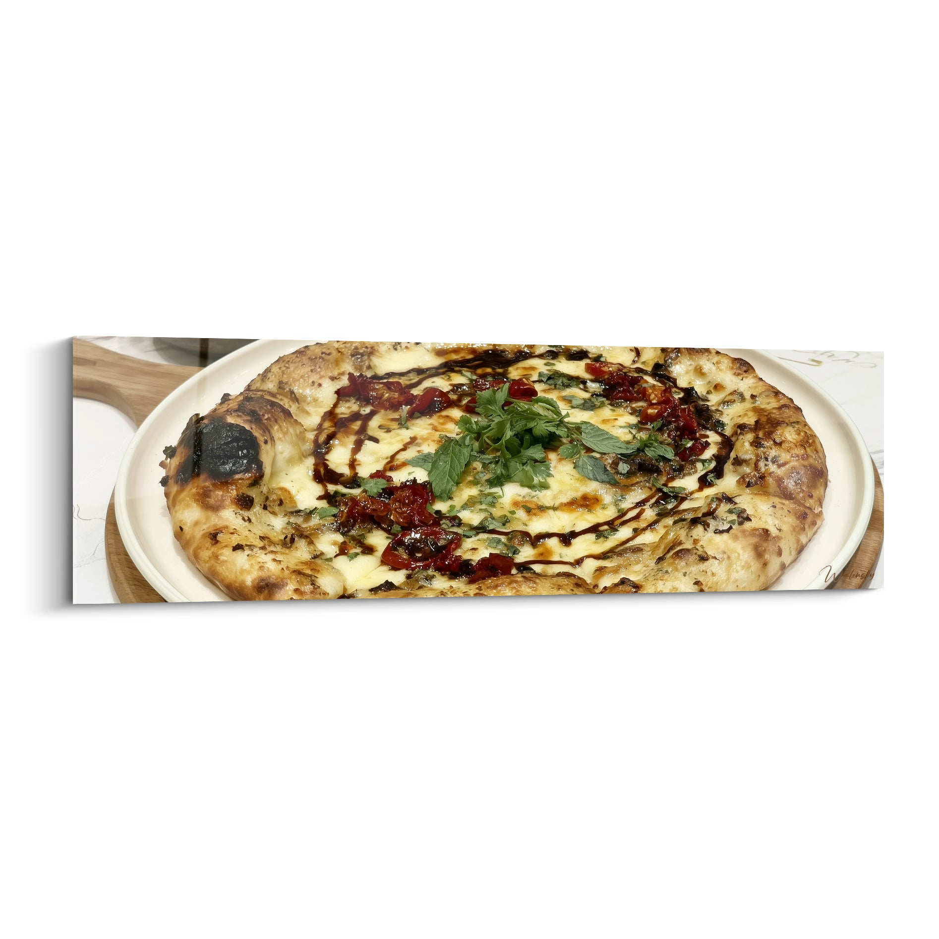 Pizza dorée aux tomates confites rouges et basilic vert, croûte brune gonflée en plein cadre