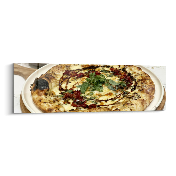 Tableau Pizza dorée et rouge au bouquet de menthe - Planche de service en bois - Edition Pizza