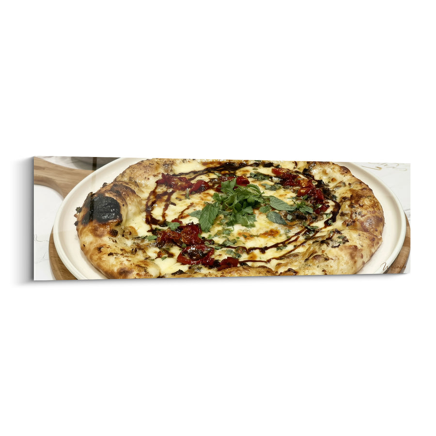 Tableau Pizza dorée et rouge au bouquet de menthe - Planche de service en bois - Edition Pizza