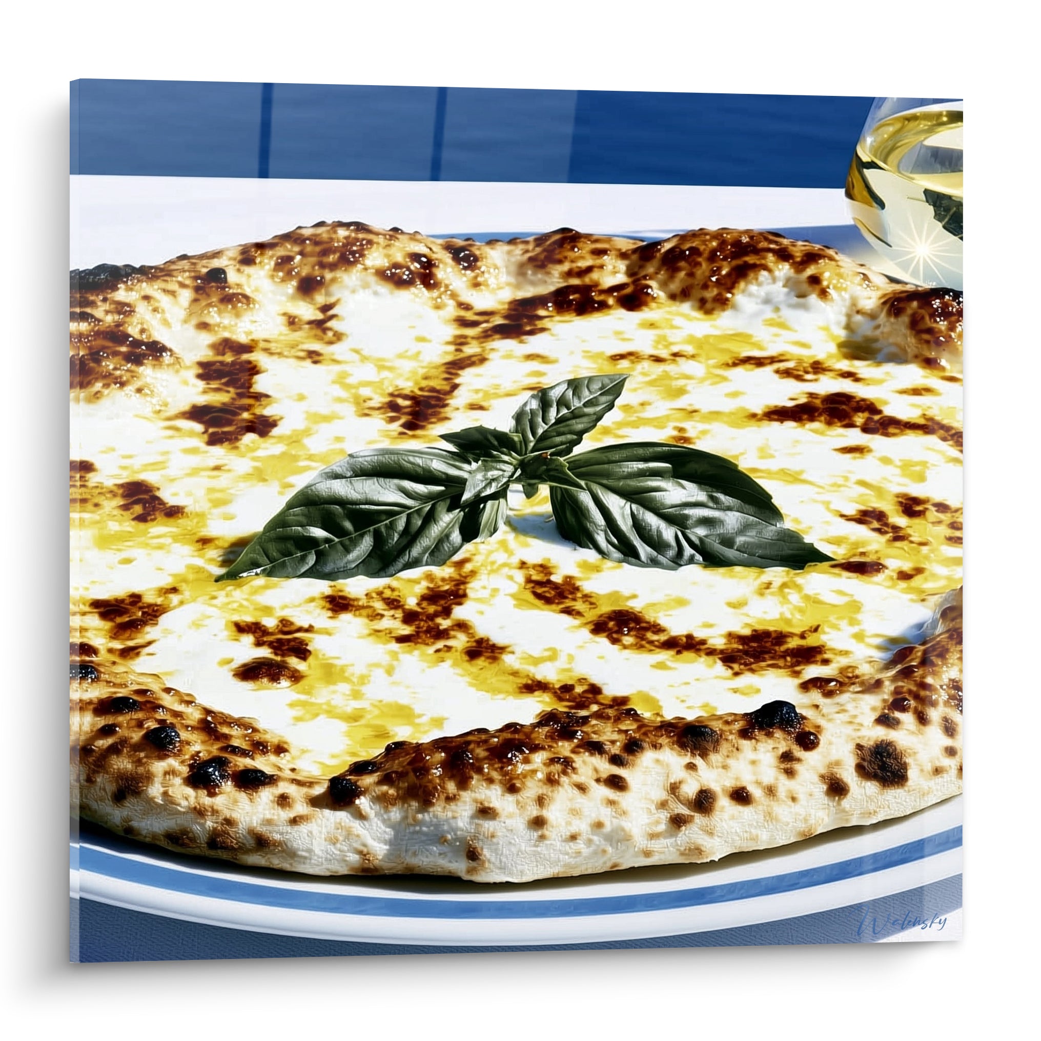 Pizza margherita dorée à la croûte brune, basilic vert frais posé au centre sur assiette blanche